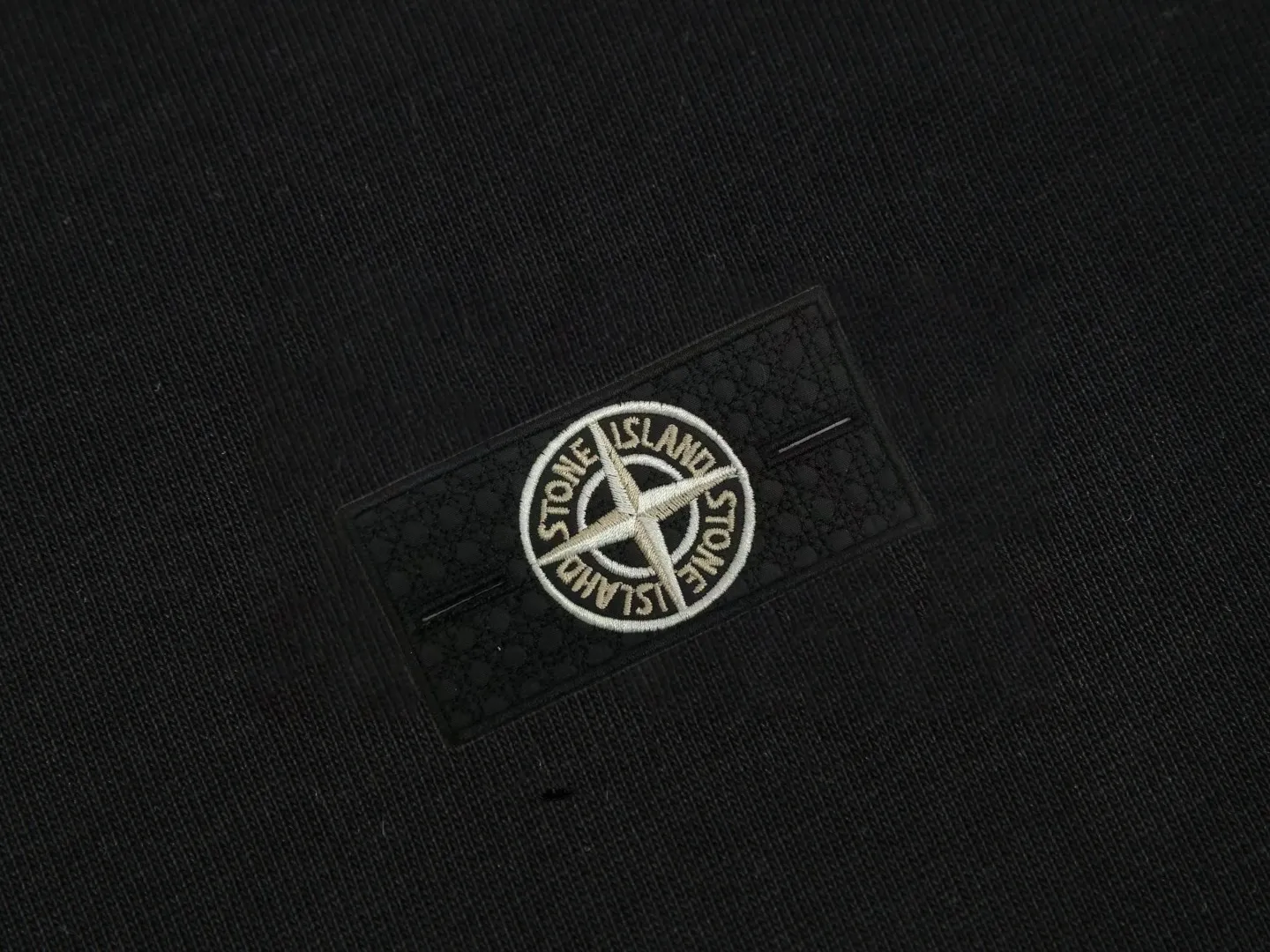 P150 STONE ISLAND Stone Island solid color logo, available at the counter, original order, fashionable and casual round neck short-sleeved T-shirt, the upper body is very unique! Eye-catching and bright, imported original fabric, 🪡 craft letter pattern decorated logo, simple yet fashionable, classic atmosphere, comfortable and breathable, handsome and stylish upper body, 2️⃣ recommended colors, size: S-2XL